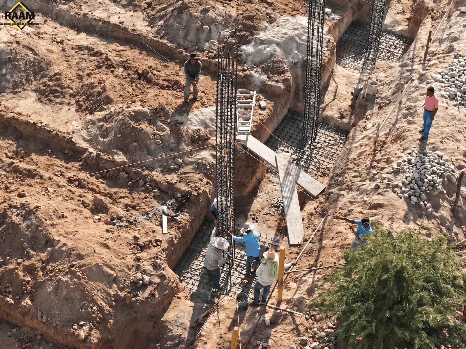 Armado de acero de refuerzo en ladera para cimentación