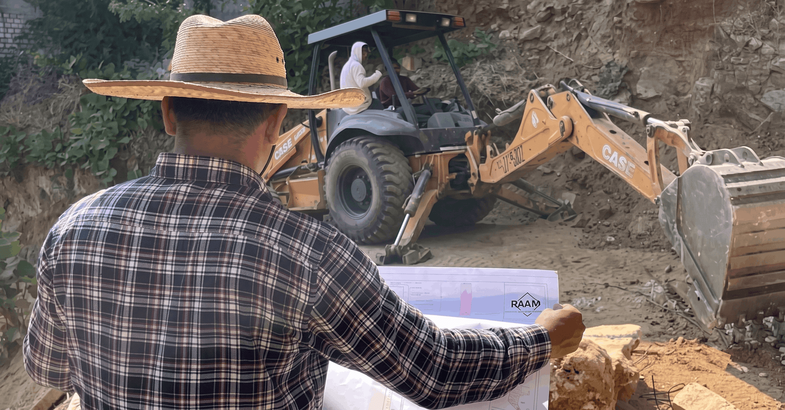 Supervisión de obra con maquinaria pesada en sitio