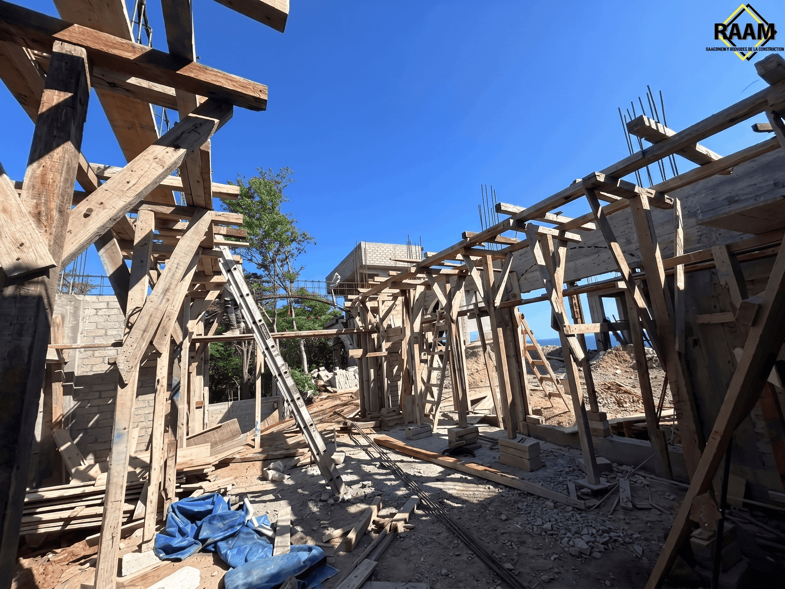 Estructura de madera para cimbra en construcción frente al mar
