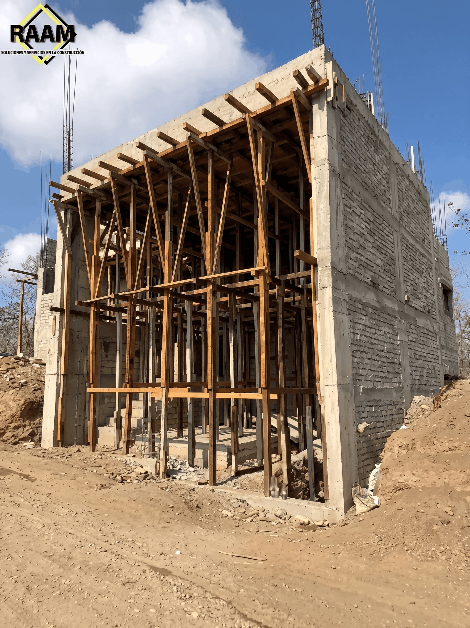 Muro de block con cimbra de madera en proceso
